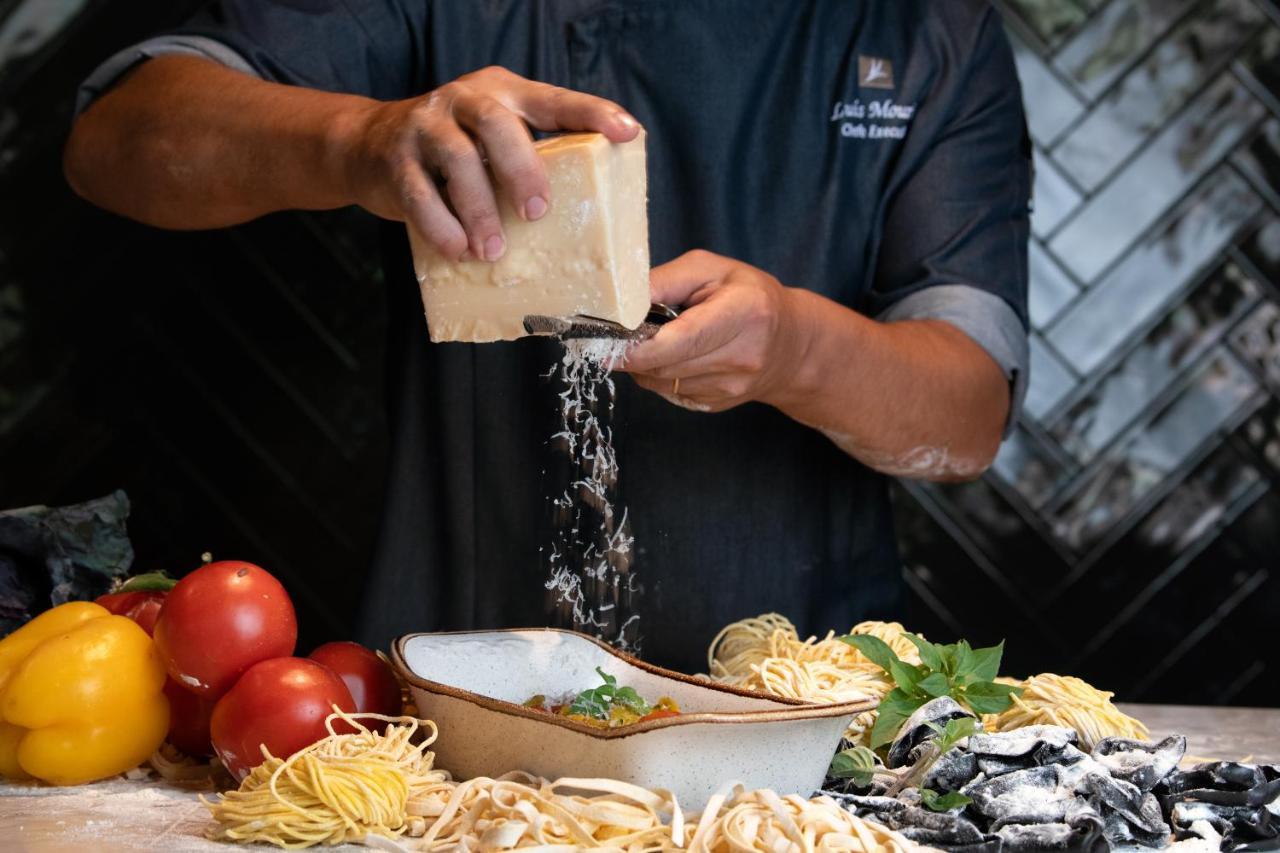 阿尔加维史诗萨纳酒店 阿尔布费拉 外观 照片 Parmigiano-Reggiano being grated