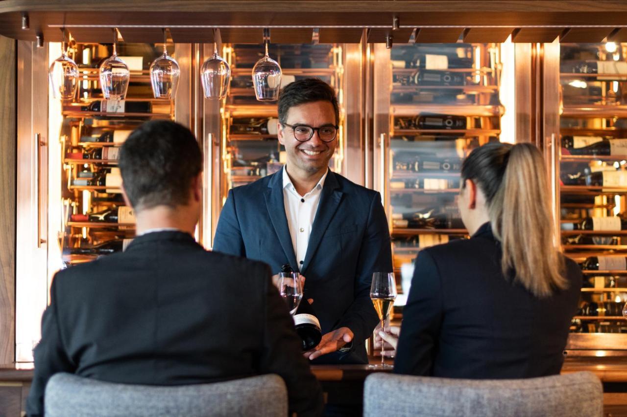 阿尔加维史诗萨纳酒店 阿尔布费拉 外观 照片 Sommelier at work