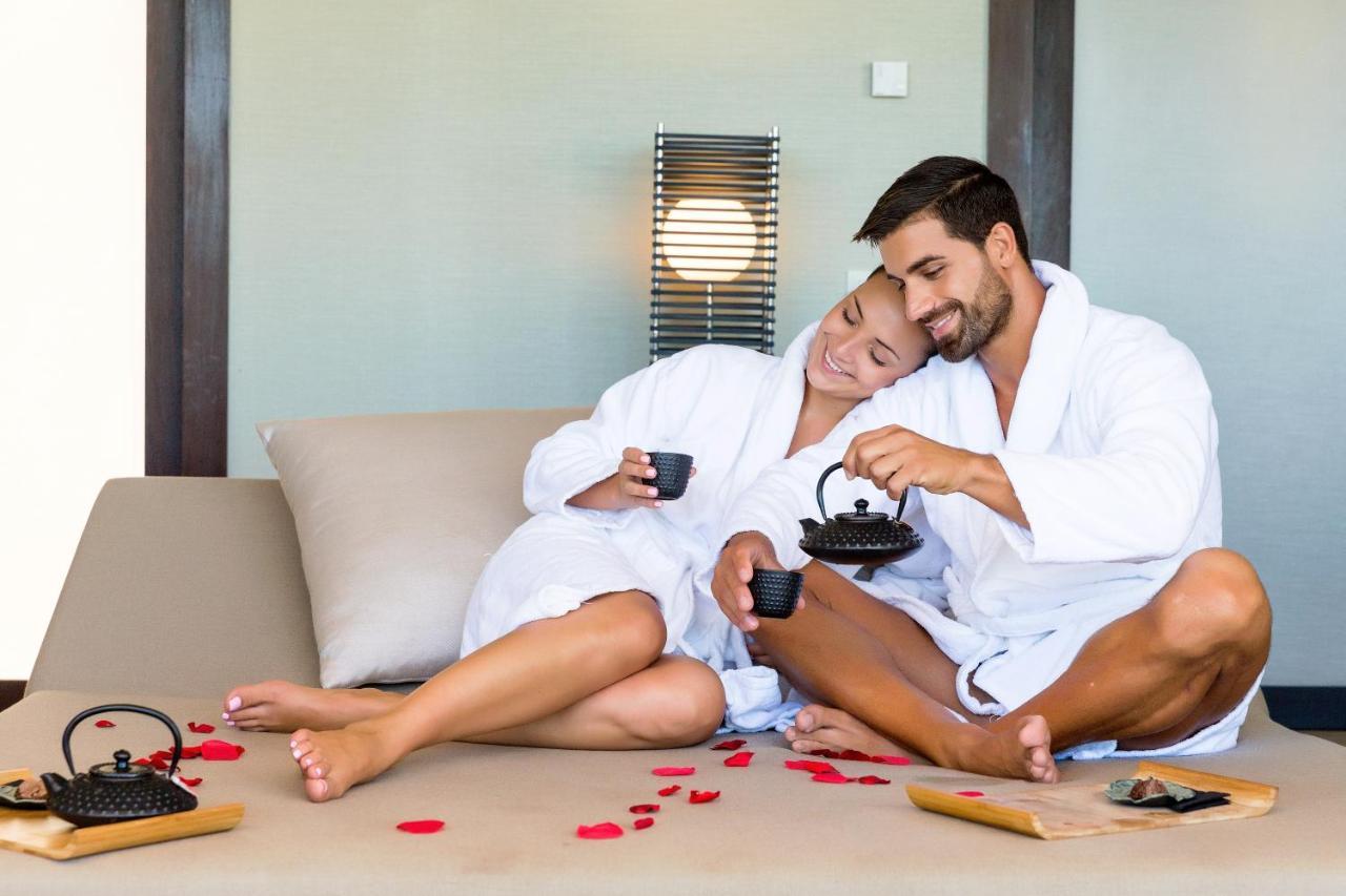 阿尔加维史诗萨纳酒店 阿尔布费拉 外观 照片 A couple wearing bathrobes