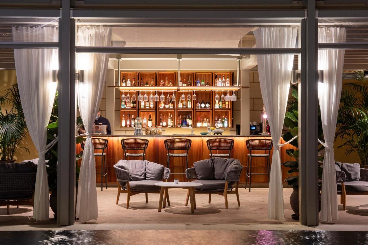 阿尔加维史诗萨纳酒店 阿尔布费拉 外观 照片 The bar at the pool